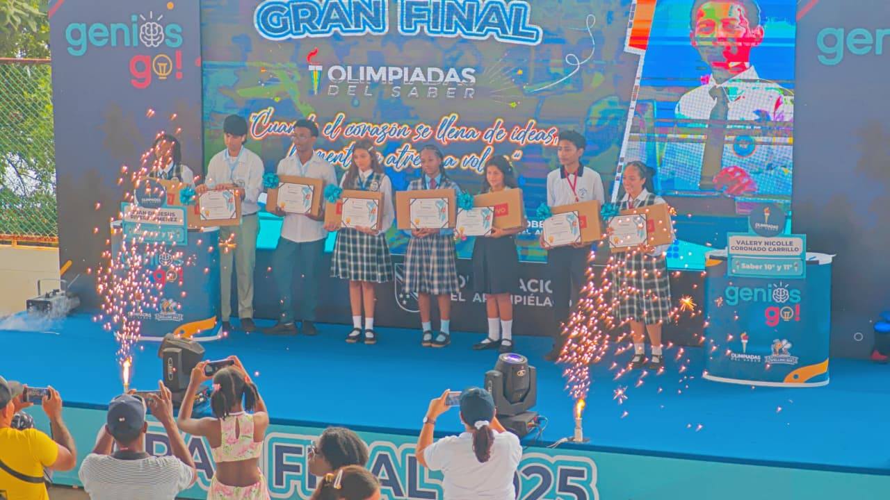 ESTUDIANTES BRILLAN EN LA FINAL DEL SPELLING BEE Y OLIMPIADAS DEL SABER