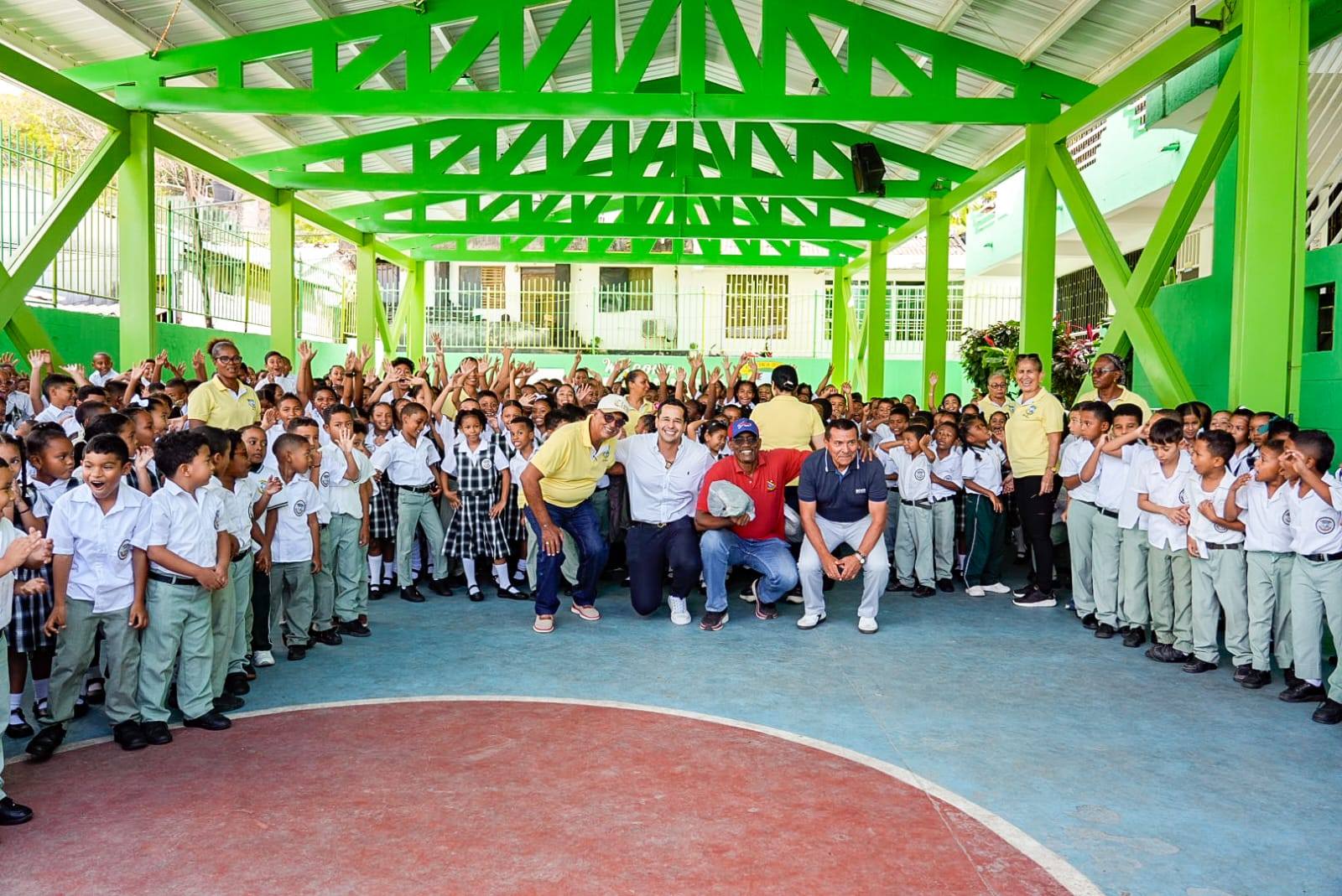 ENTREGAMOS MÁS DE 3 MIL UNIFORMES ESCOLARES EN INSTITUCIONES OFICIALES DE SAN ANDRÉS