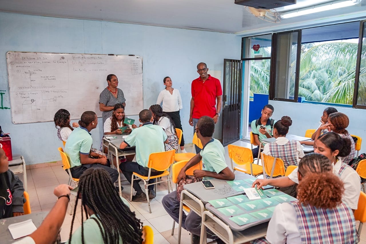 Capacitamos A Estudiantes Del Antonia Santos En Educación Financiera