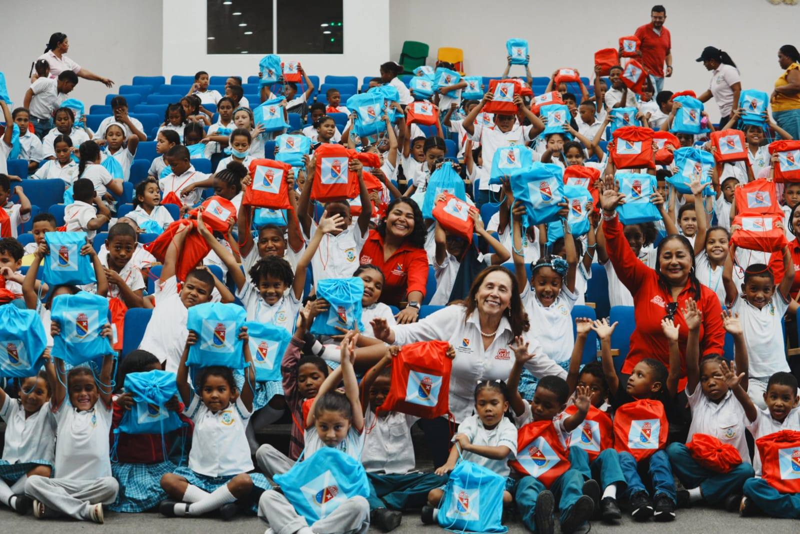 ESTAMOS ENTREGANDO KITS ESCOLARES
