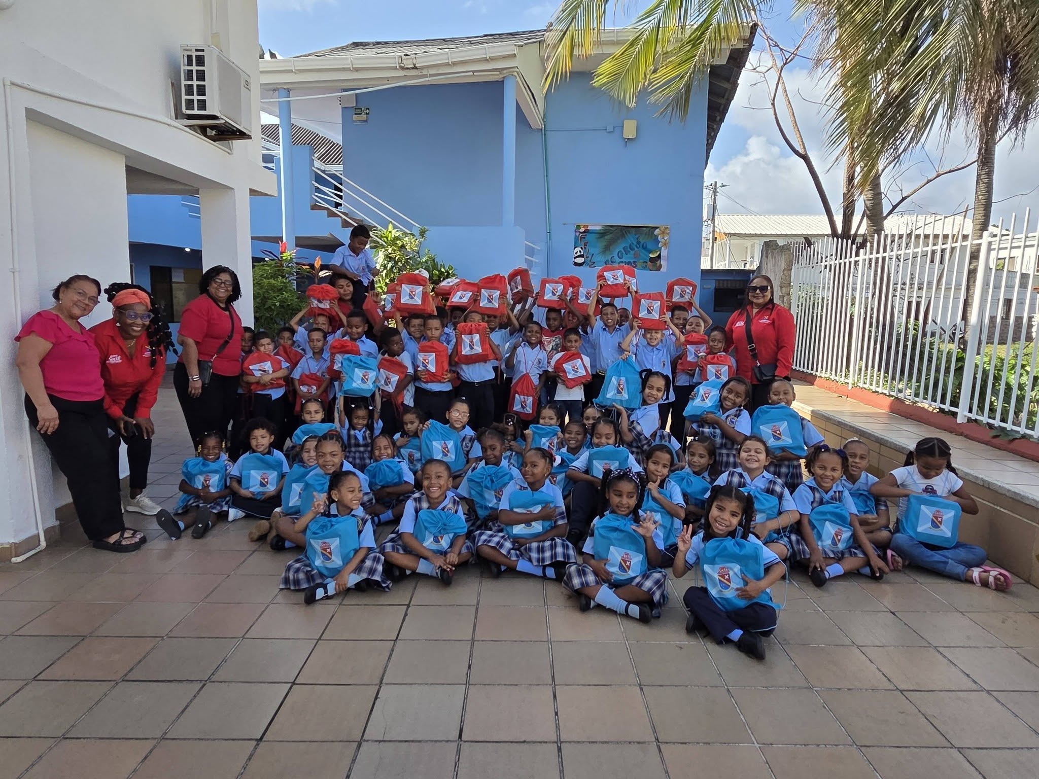 FINALIZAMOS LA ENTREGA DE KITS ESCOLARES EN SAN ANDRÉS Y CONTINUAREMOS EN PROVIDENCIA LA PRÓXIMA SEMANA